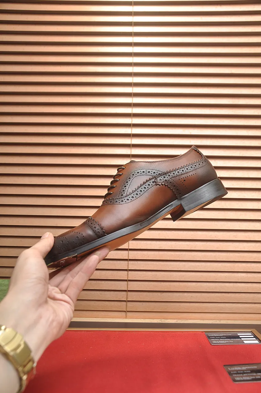 Men's shoes💰660💶 Brand: GUCCI (Gucci) Standard code: Men's code 39/44 (45/46 can be customized) Grade: Same as the official website Original quality Material: Original cowhide Water-dyed cowhide lining Original rubber outsole Style category: Men's fashionable casual leather shoes Distinguished big-name luxury elements top luxury Color: Actual picture
